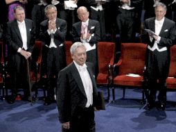 Vargas Llosa fue aplaudido por el resto de los condecorados por el comité Nobel. EFE  /