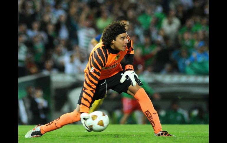 Guillermo Ochoa podría seguir como el portero del América. MEXSPORT  /