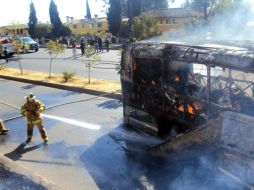 Al menos cinco vehículos fueron baleados y usados para bloquear la salida norte de Morelia. NOTIMEX  /