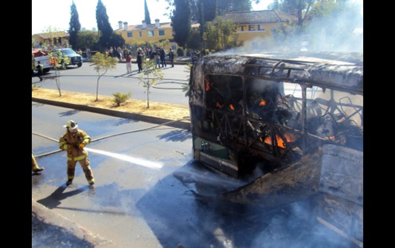 Al menos cinco vehículos fueron baleados y usados para bloquear la salida norte de Morelia. NOTIMEX  /