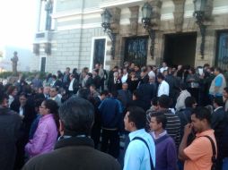 Aspecto del término de la ceremonia en el Paraninfo de la UdeG para conmemorar un año de la muerte de Fernando González. R. ZAPATA  /