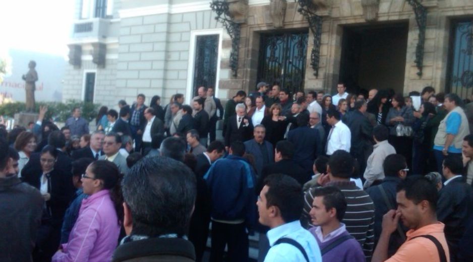 Aspecto del término de la ceremonia en el Paraninfo de la UdeG para conmemorar un año de la muerte de Fernando González. R. ZAPATA  /