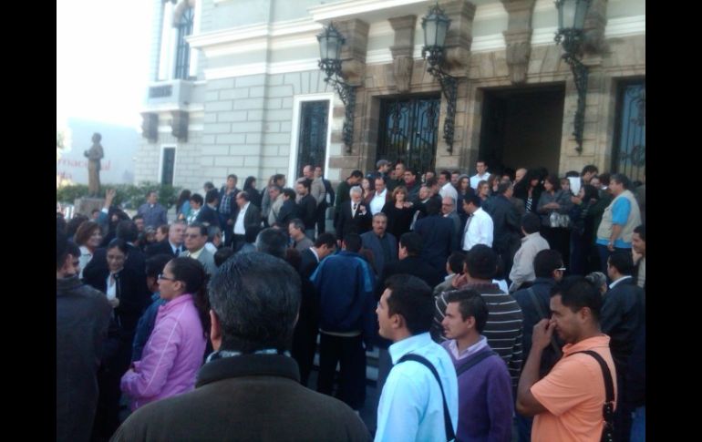 Aspecto del término de la ceremonia en el Paraninfo de la UdeG para conmemorar un año de la muerte de Fernando González. R. ZAPATA  /