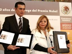 Alonso Lujambio y Marie Jo Paz, viuda del escritor mexicano Octavio Paz, en la ceremonia de Cancelación del Timbre Postal. EL UNIVERSAL  /