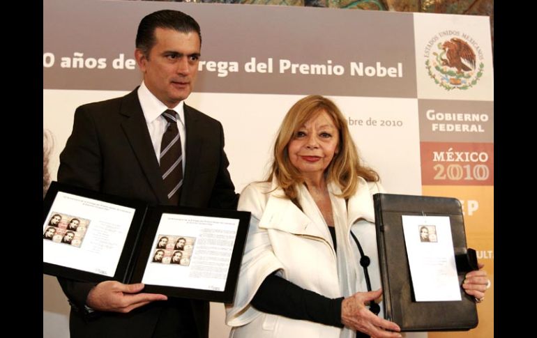 Alonso Lujambio y Marie Jo Paz, viuda del escritor mexicano Octavio Paz, en la ceremonia de Cancelación del Timbre Postal. EL UNIVERSAL  /