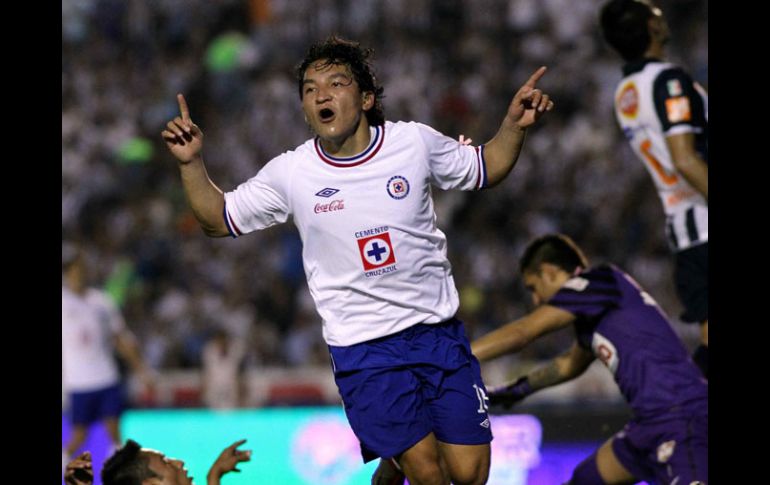 César Villaluz, jugador del Cruz Azul, asegura que para demostrar su calidad futbolística necesitará más minutos de juego. MEXSPORT  /