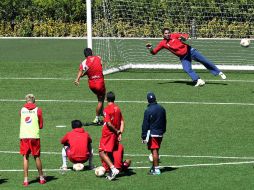 Jugadores de Chivas en una práctica de tiros penales. MEXSPORT  /