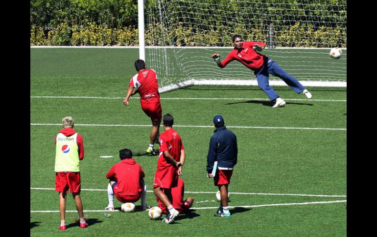 Jugadores de Chivas en una práctica de tiros penales. MEXSPORT  /