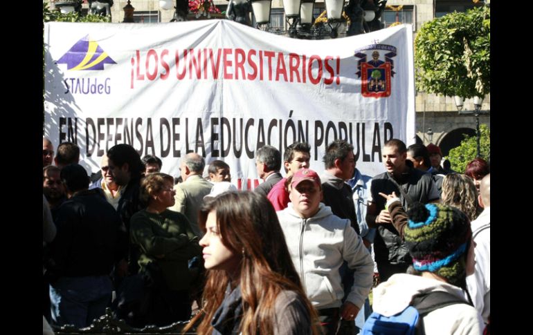 Al rededor de 500 jóvenes se congregaron para manifestarse contra el Gobierno del Estado. E. PACHECO  /