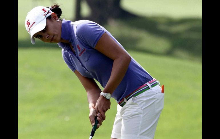 La golfista tapatía mejoró su juego ayer, pero sigue lejos de los lugares que otorgan la credencial para la LPGA. MEXSPORT  /