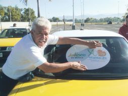 Uno de los taxistas muestra la calcomanía con la leyenda “Yo Soy Panamericano”, en Puerto Vallarta. ESPECIAL  /