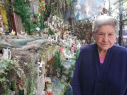 Rutila Ortiz junto al Nacimiento que luce en su jardín. A. CAMACHO  /