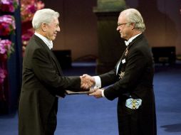 Mario Vargas Llosa  recibió ayer el Premio Nobel en la Sala de Conciertos de Estocolmo. AFP  /