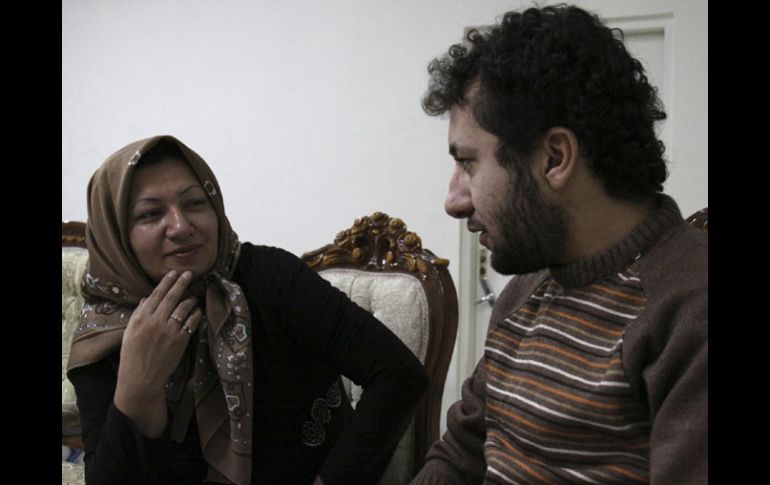 Esta imagen de Sakineh Mohammadi y de su hijo Sajjad Ghaderzade en su casa contribuyó a la confusión. AP  /