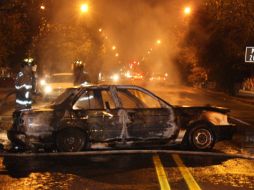 Bomberos apagan un vehículo incendiado en Michoacán, después de que delincuentes quemaran más de 30 vehículos. EFE  /