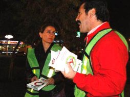 Se entregaron tripticos y calcomanías para crear conciencia en los conductores. Z. RAMÍREZ  /