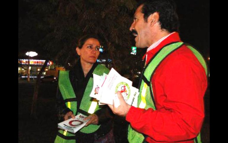 Se entregaron tripticos y calcomanías para crear conciencia en los conductores. Z. RAMÍREZ  /