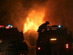 Cuerpos de bomberos se trasladaron al lugar y controlaron el incendio de los autos. NOTIMEX  /