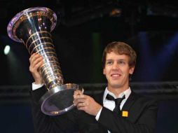 Vettel posa junto al trofeo otrogado por la FIA. AFP  /