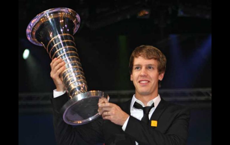Vettel posa junto al trofeo otrogado por la FIA. AFP  /