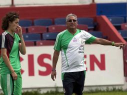 Leonardo Cuéllar, en un práctica con la selección femenil de futbol. MEXSPORT  /