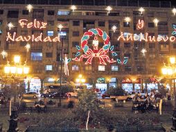 El Centro Histórico tapatío ya tiene los clásicos ornatos navideños. EL INFORMADOR  /