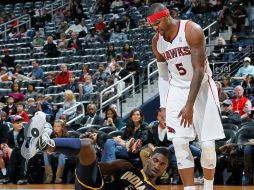 Josh Smith, de Atlanta, comete falta y derriba a Roy Hibbert, de los Pacers, en el partido de hoy. AP  /