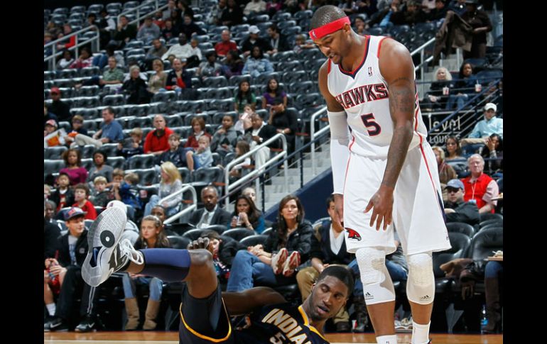 Josh Smith, de Atlanta, comete falta y derriba a Roy Hibbert, de los Pacers, en el partido de hoy. AP  /