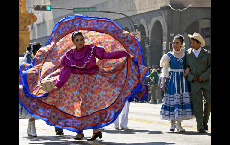 El Festival “Jalisco en la Cultura” arrancó con un desfile por Avenida 16 de Septiembre.E. BARRERA  /