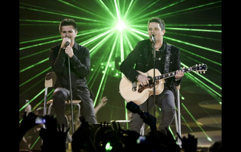 Juanes y Alejandro Sanz compartieron escena en la ceremonia. EFE  /