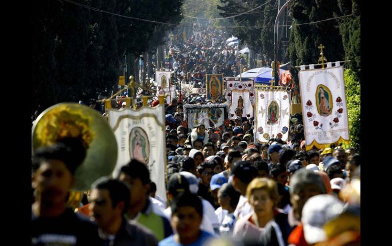 Cientos de peregrinos llegan a la casa de la Virgen morena para cantarle las mañanitas a la guadalupana. EL UNIVERSAL  /