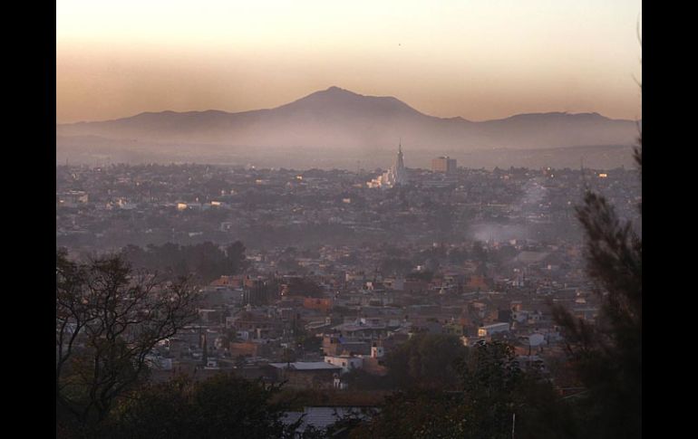 Panorámica de la zona Oriente de la ciudad en que se aprecia la capa de contaminantes que la cubre. S. NÚÑEZ  /