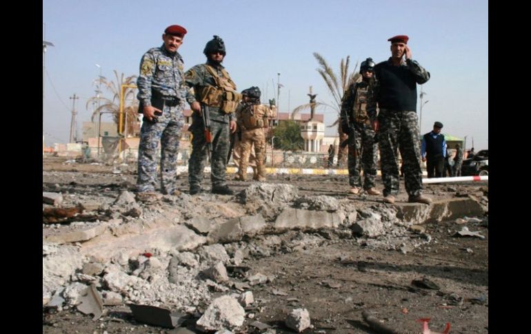 Efectivos de la Policía iraquí vigilan el lugar de un atentado terrorista. EFE  /