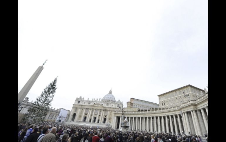Vista general de los miles de peregrinos y fieles congregados para escuchar el tradicional discurso del Papa. EFE  /
