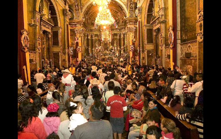 En punto de las 10:00 horas inició la misa oficiada por el cardenal, Juan Sandoval Íñiguez. ARCHIVO  /