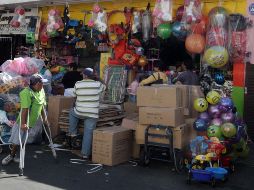 La calle Obregón año con año recibe a un gran número de demandantes de regalos navideños. A. CAMACHO  /