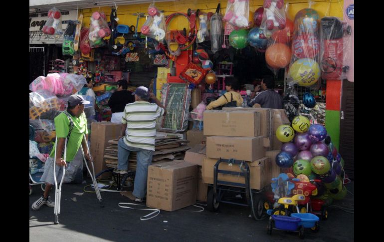 La calle Obregón año con año recibe a un gran número de demandantes de regalos navideños. A. CAMACHO  /