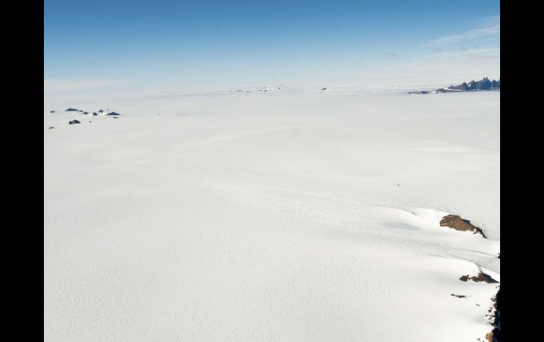 Greenpeace recordó que la desaparición de cuerpos glaciares representa una pérdida de reservas de agua dulce. EFE  /