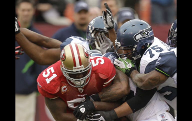 Los 49ers de San Francisco mejoraron sus posibilidades de llegar a la postemporada con una victoria de 40-21 sobre Seattle. AP  /