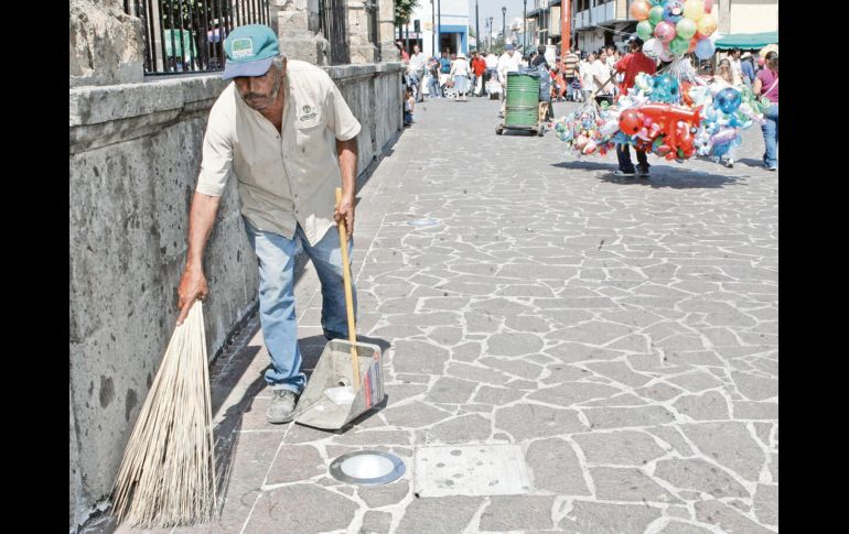 Las autoridades zapopanas contemplan sanciones por tirar basura en la calle, como sucede en Guadalajara. M. FREYRÍA  /