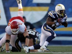 Darren Sproles, de los Cargadores, deja atrás a Andy Studebaker, de Kansas City, en el encuentro de esta tarde en San Diego. AP  /