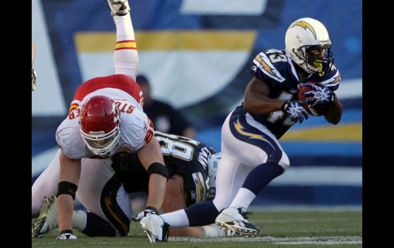 Darren Sproles, de los Cargadores, deja atrás a Andy Studebaker, de Kansas City, en el encuentro de esta tarde en San Diego. AP  /