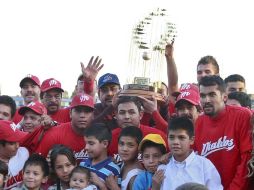 El conjunto escarlata festeja con la porra la obtención del título. E. PACHECO  /