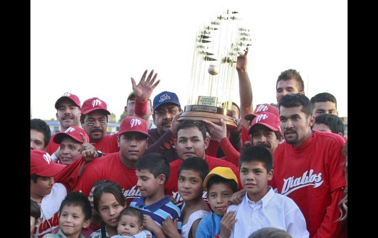 El conjunto escarlata festeja con la porra la obtención del título. E. PACHECO  /