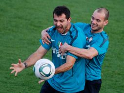 Dejan Stankovic y Wesley Sneijder, durante la primera práctica del Inter en Emiratos Árabes. AP  /