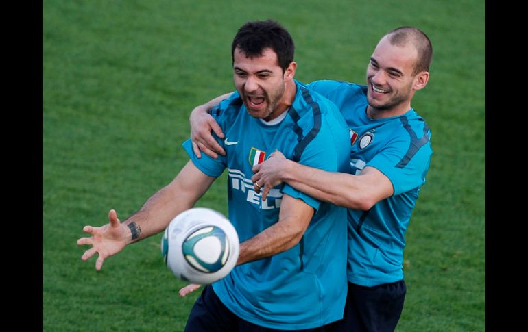 Dejan Stankovic y Wesley Sneijder, durante la primera práctica del Inter en Emiratos Árabes. AP  /