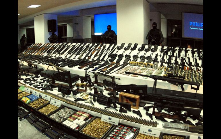 Elementos federales resguardan uno de los decomisos más importantes de armas que tuvo lugar en Tamaulipas. NTX  /