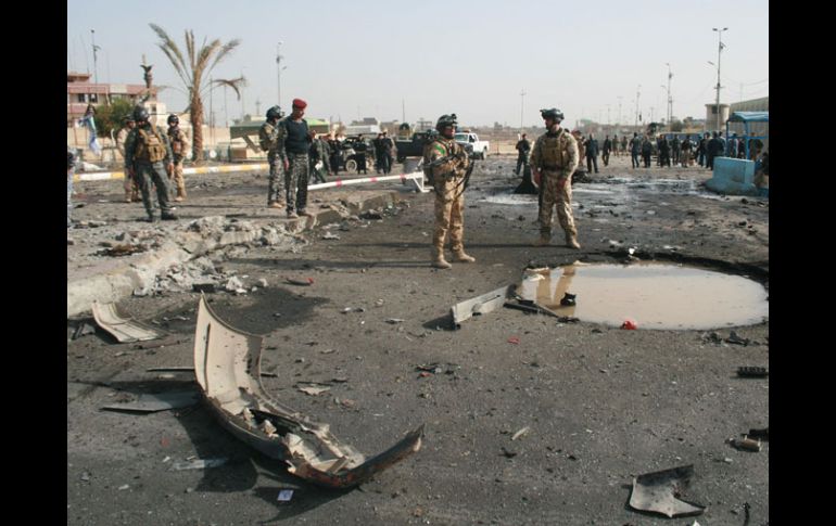 Las fuerzas de seguridad iraquíes evaluan los daños tras el ataque suicida cerca de las oficinas del Gobierno provincial de Anbar. AFP  /