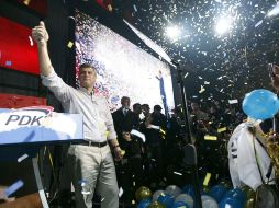 Hashim Thaci saluda a sus simpatizantes en la sede del PDK, en Pristina, capital de Kosovo. EFE  /