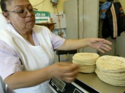 Industriales señalan que la tortilla se venderá en un mínimo de 12 pesos. ARCHIVO  /